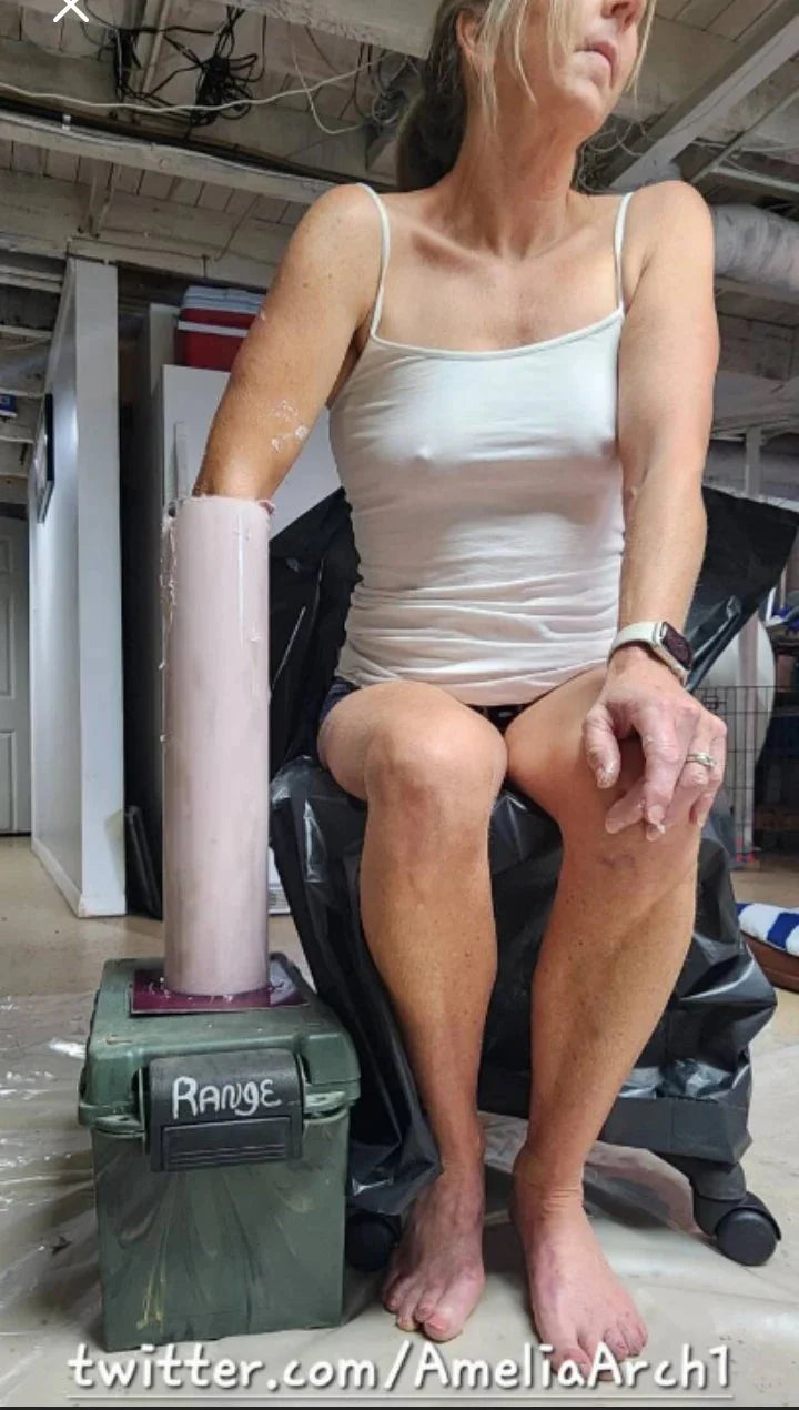 Recréation de la main et du poing de Maîtresse Amélia
